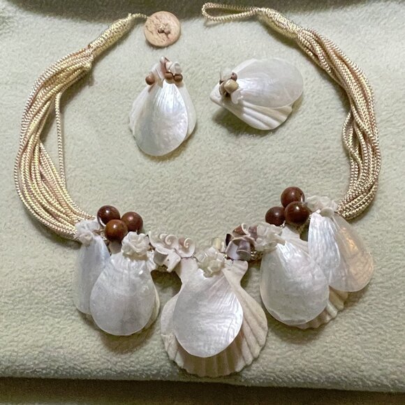 Life-like Shell Chocker with Coastal Look. Earings INCLUDED! - Picture 1 of 5
